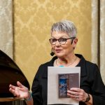 24.11.21 Begleitet am Piano von Rolf Verres unterhält die Speyerer Autorin Sonja Viola Senghaus im Historischen Ratssaal Speyer mit ihrer Konzertlesung "Zwischen Tag und Traum"