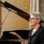 24.11.21 Begleitet am Piano von Rolf Verres unterhält die Speyerer Autorin Sonja Viola Senghaus im Historischen Ratssaal Speyer mit ihrer Konzertlesung "Zwischen Tag und Traum"