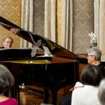 24.11.21 Begleitet am Piano von Rolf Verres unterhält die Speyerer Autorin Sonja Viola Senghaus im Historischen Ratssaal Speyer mit ihrer Konzertlesung "Zwischen Tag und Traum"