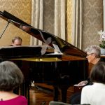 24.11.21 Begleitet am Piano von Rolf Verres unterhält die Speyerer Autorin Sonja Viola Senghaus im Historischen Ratssaal Speyer mit ihrer Konzertlesung "Zwischen Tag und Traum"
