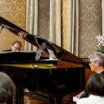 24.11.21 Begleitet am Piano von Rolf Verres unterhält die Speyerer Autorin Sonja Viola Senghaus im Historischen Ratssaal Speyer mit ihrer Konzertlesung "Zwischen Tag und Traum"