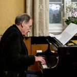 24.11.21 Begleitet am Piano von Rolf Verres unterhält die Speyerer Autorin Sonja Viola Senghaus im Historischen Ratssaal Speyer mit ihrer Konzertlesung "Zwischen Tag und Traum"