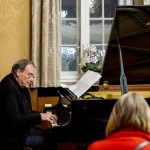 24.11.21 Begleitet am Piano von Rolf Verres unterhält die Speyerer Autorin Sonja Viola Senghaus im Historischen Ratssaal Speyer mit ihrer Konzertlesung "Zwischen Tag und Traum"